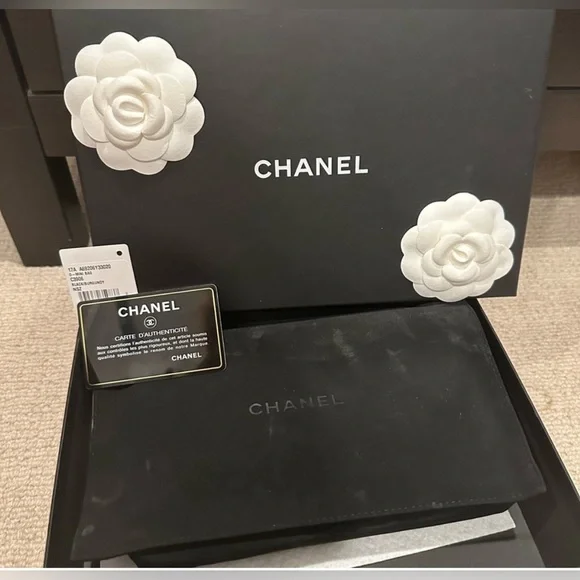 ****SOLD**** Chanel Lucky Charms Wallet on a Chain- Metiers d’ Arts 2017 - Picture 14 of 14